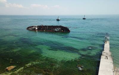 Поднятие танкера в Одессе: затонувшее судно пытаются облегчить