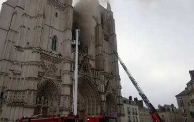 Во Франции по подозрению в поджоге Нантского собора задержали мигранта