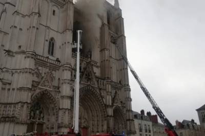 Во Франции произошел сильный пожар в еще одном известном соборе: есть задержанный