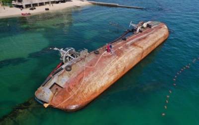 Поднятие танкера в Одессе: судно пытаются облегчить