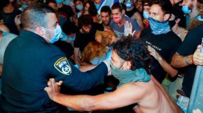 "В нас плюют, нас оскорбляют": офицер полиции Израиля пожаловался на демонстрантов