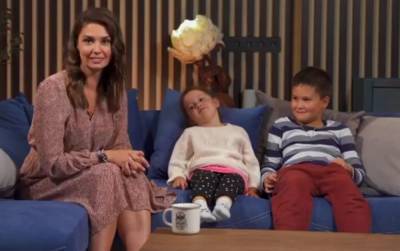 «Рассказывайте, как отдохнули на море»: Агата Муцениеце взяла у своих детей интервью о разводе