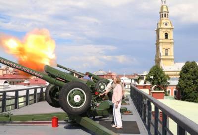 Полуденный выстрел из пушки Петропавловки посвятили юбилею Олимпиады 1980 года
