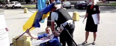 Активист в Ленобласти сбил кепку полицейского украинским флагом