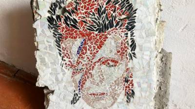 Воронежская художница восстановила уничтоженную при капремонте мозаику с Дэвидом Боуи