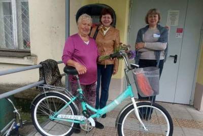 Жители поселения под Тверью вместе купили велосипед почтальону взамен украденного