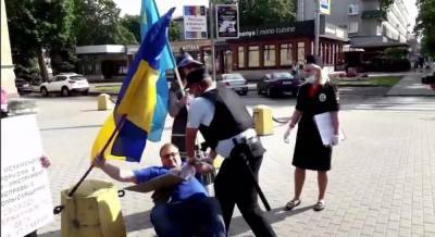 "Шьют" нападение на полицейского: в России задержали активиста с украинским флагом (видео)