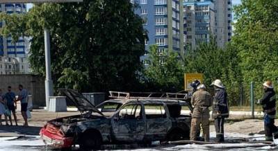 В Харькове во время движения загорелся автомобиль (фото, видео)