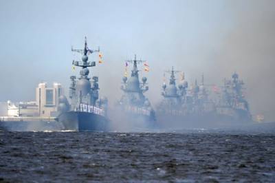 В Петербурге развели главные мосты во время репетиции морского парада