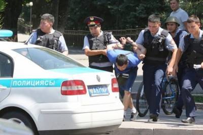 Прыгнул следом с 13 этажа: в Казахстане полицейский рискнул жизнью ради задержания педофила