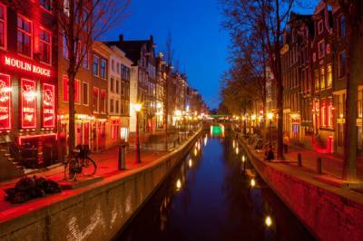 В Амстердаме закрыли часть квартала красных фонарей из-за толпы