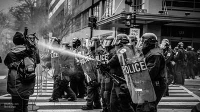 Полицейские выбили зубы молодой афроамериканке во время акции протеста в Чикаго