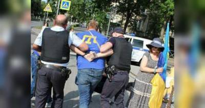 В России завели дело против активиста, который при падении зацепил полицейского украинским флагом (видео)
