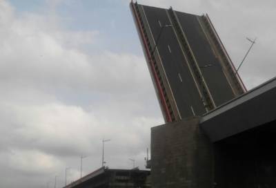 В понедельник на федеральной трассе «Кола» разведут Ладожский мост