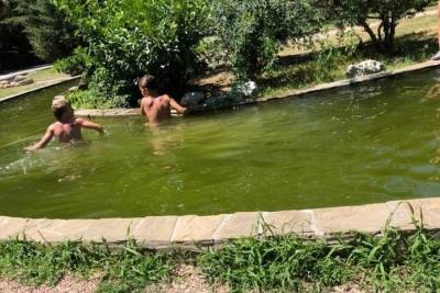 Жители Симферополя спасются от жары в фонтанах и парковых прудах