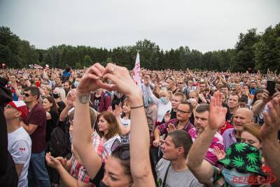 Около 10 тысяч человек пришли на предвыборный митинг Тихановской в Минске