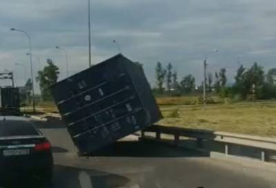 Видео: грузовик потерял контейнер на Московском шоссе под Тосно