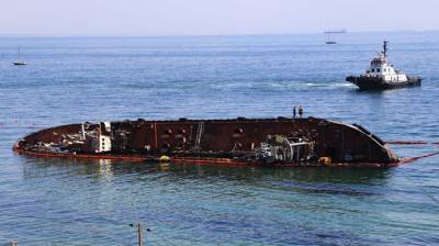 Слишком тяжелый: в Одессе не стали поднимать танкер Delfi