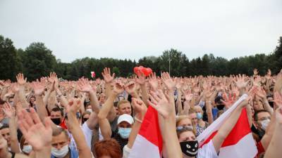 В Минске тысячи людей пришли на митинг оппозиционного кандидата