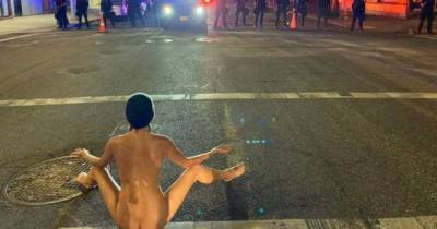 Голый протест: обнаженная женщина-йог заставила полицейских отступить