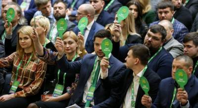 "Рейтинги снижаются": в "Слуге народа" оценили шансы партии на досрочных выборах в Раду