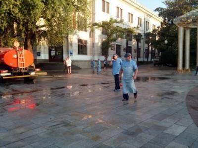 Мэр российского города переоделся дворником, чтобы помыть набережную