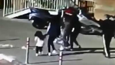 Ребенку в Красногорске разбило голову выброшенной из окна бутылкой