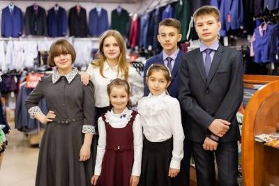 «Угловой» обновил коллекции школьных костюмов и платьев для детей всех возрастов в Чите