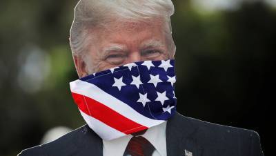 Трамп пошутил, что смотрится в маске как персонаж вестернов