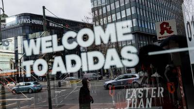 Проработавшая 23 года в Adidas женщина уволилась после высказывания о расизме