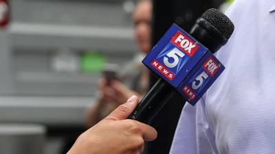 Ведущего телеканала Fox News уволили из-за сексуальных домогательств