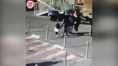 Инцидент с разбившим голову девочке мусором в Красногорске попал на видео