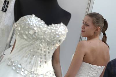 Невеста прогнала 14-летнюю сестру со свадьбы из-за большой груди
