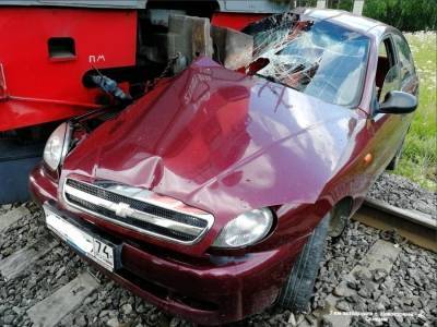 В Челябинской области поезд 120 метров тащил машину по рельсам. Пострадала женщина