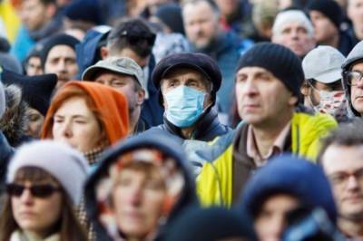 Почти 900 за сутки: в Украине резко подскочила заболеваемость COVID-19