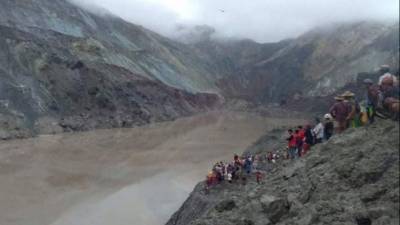 Не менее 50 человек погибли в результате оползня на шахте в Мьянме — кадры с места