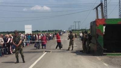 Люди начали массово выезжать из «ДНР» после открытия пропускных пунктов: "до 100 человек в..."