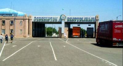 На казахстанско-узбекской границе вновь собрались сотни граждан Таджикистана