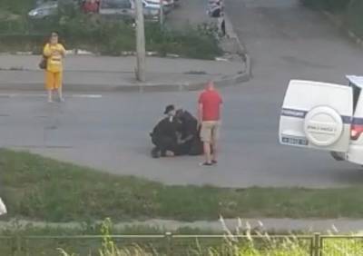 Видео: на Касимовском шоссе полицейские задерживают мужчину