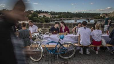 В Праге устроили прощальную вечеринку коронавирусу