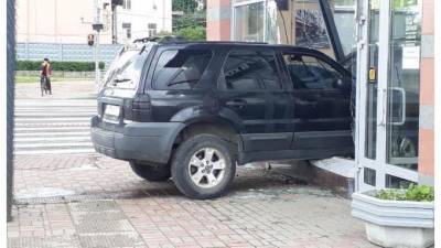 Полиция разыскивает водителя "Форда", врезавшегося в кафе на Гренадерской