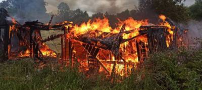 Огонь уничтожил бесхозные строения в Карелии (ФОТО)