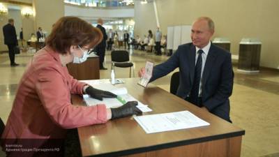 Более половины избирателей проголосовали за поправки на участке, где голосовал Путин