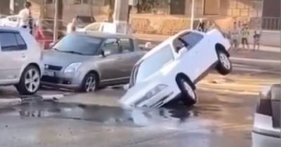 В Одессе автомобили провалились под землю: появилось видео