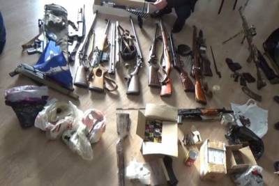 ФСБ изъяла у банды «черных копателей» 77 единиц оружия