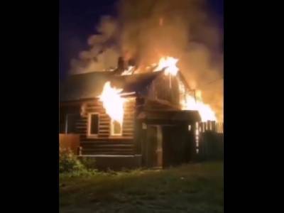 Две семьи остались без жилья: в Миассе ночью сгорел дом