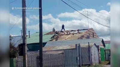 В Башкирии ураганный ветер снес крыши жилых домов и больницы