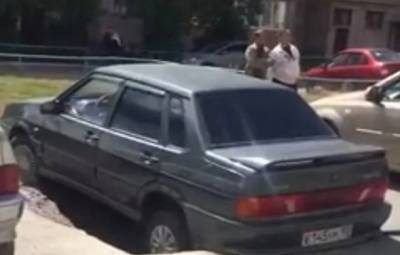 В Башкирии на парковке машина начала уходить под землю