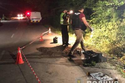 Во Львовской области неизвестные заложили взрывчатку на дороге, поврежден автомобиль