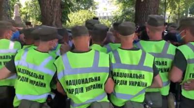 Украинцы взбунтовались в центре Киева, к Раде бросили силовиков: кадры происходящего